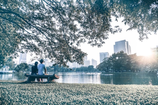 COUPLE_ON_BENCH_IN_PARK